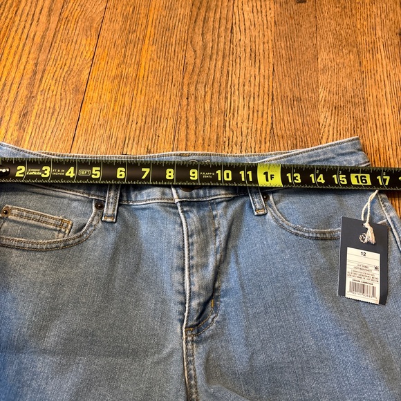 NWT Universal Thread Mid Rise Boyfriend Jean Shorts - Picture 9 of 11